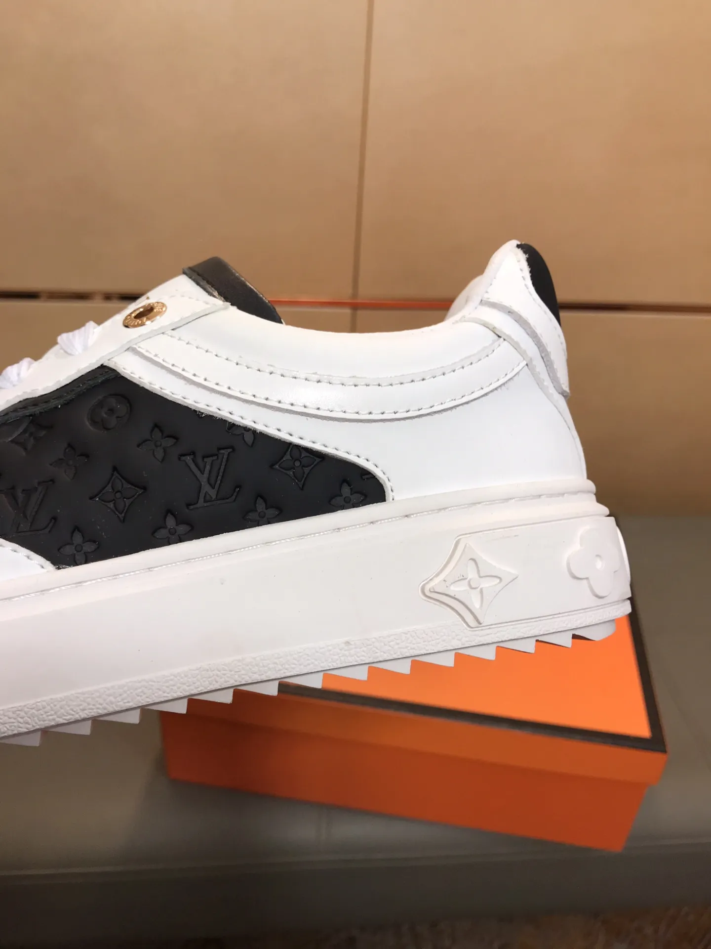 Ex-factory price 400 🔥🔥 New model on the market [LV Louis Vuitton] The latest high-quality men's casual shoes, European and American trends 🔰 Perfectly blend noble quality and fashionable texture 💋💋 The upper is made of imported cowhide + brand embossing, sheepskin lining, the overall fashion personality is set off to set off your uniqueness! Classic style, cool and stylish trendy male image🌹 38-44👣